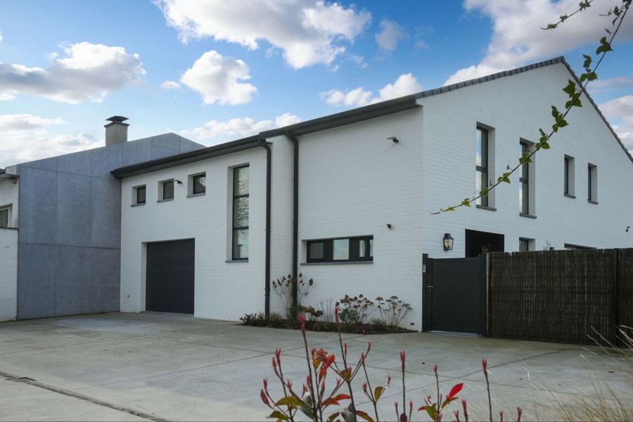 Maison contemporaine avec garage intégré
