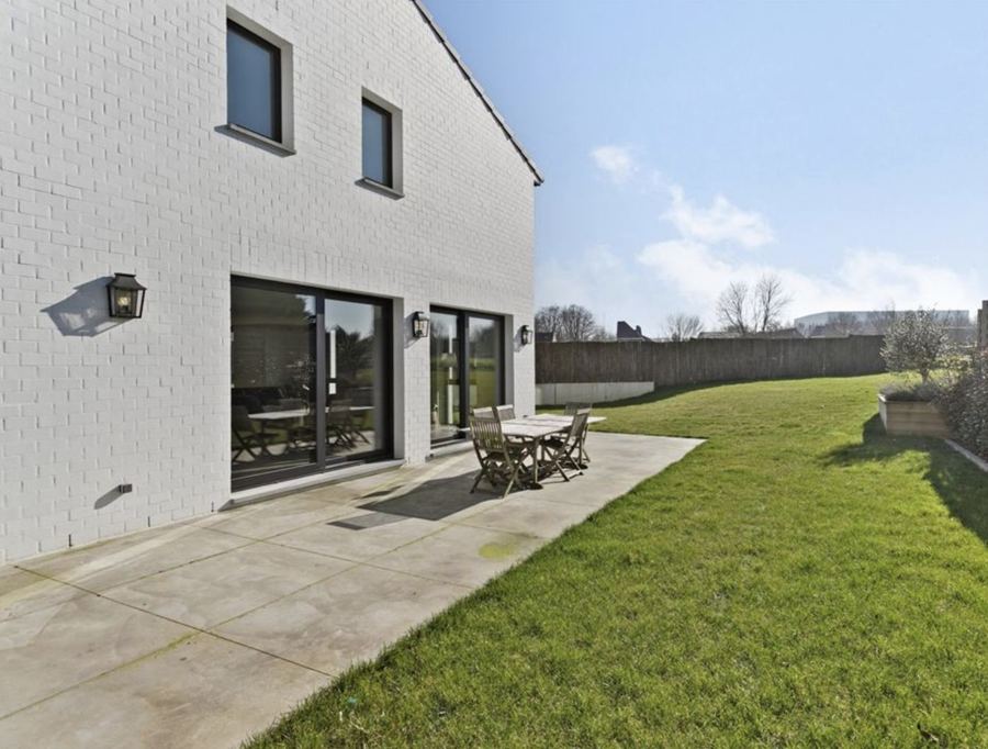 Terrasse et baie vitrée ouvertes sur le jardin
