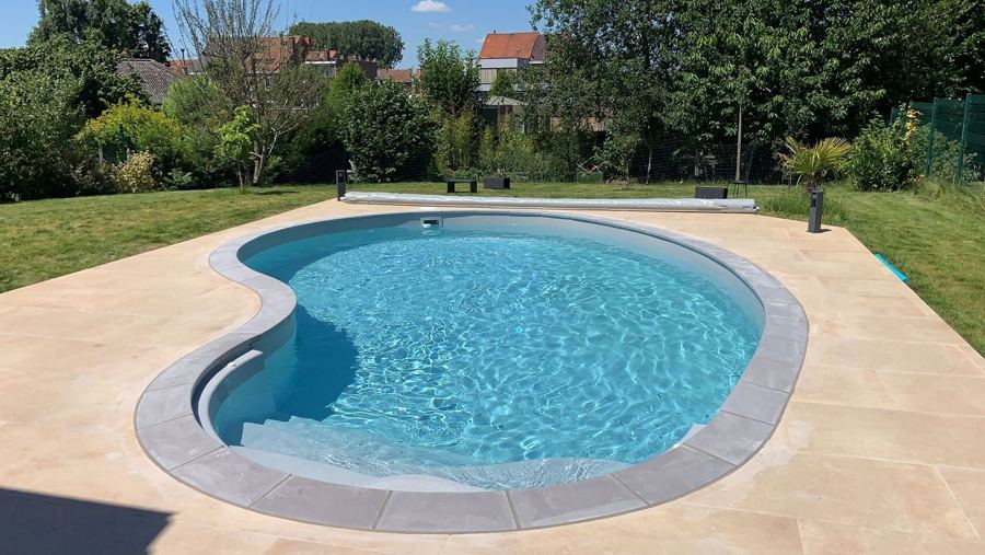 Piscine enterrée et plage en pierre claire